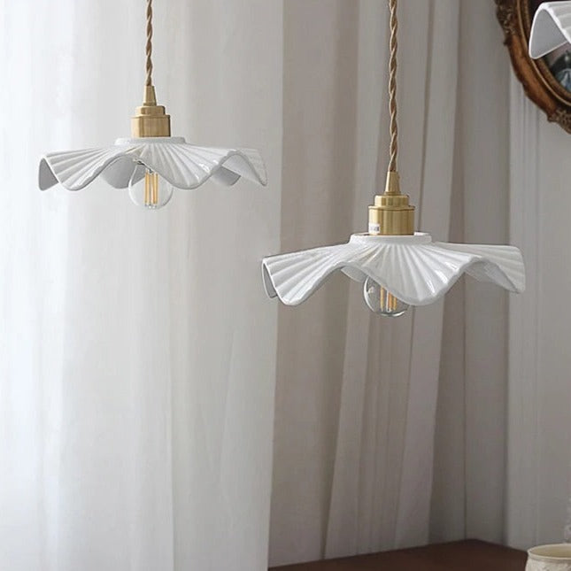 Keramische Hanglamp met Golvende Kap en Gouden Fitting