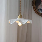 Keramische Hanglamp met Golvende Kap en Gouden Fitting