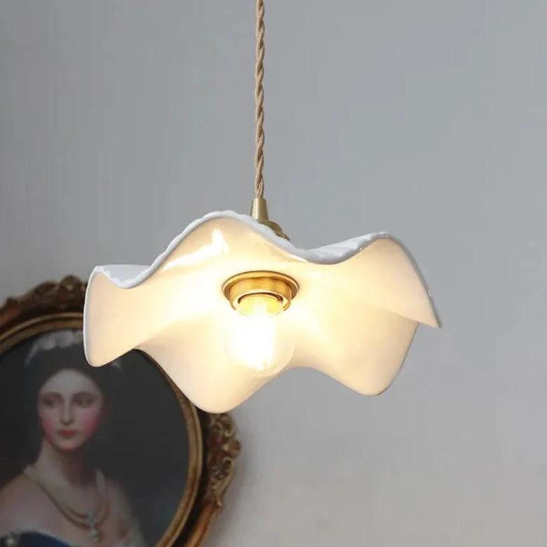 Keramische Hanglamp met Golvende Kap en Gouden Fitting