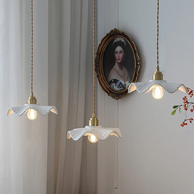 Keramische Hanglamp met Golvende Kap en Gouden Fitting
