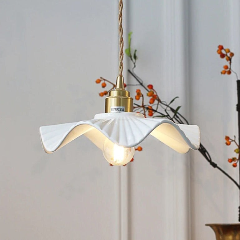 Keramische Hanglamp met Golvende Kap en Gouden Fitting