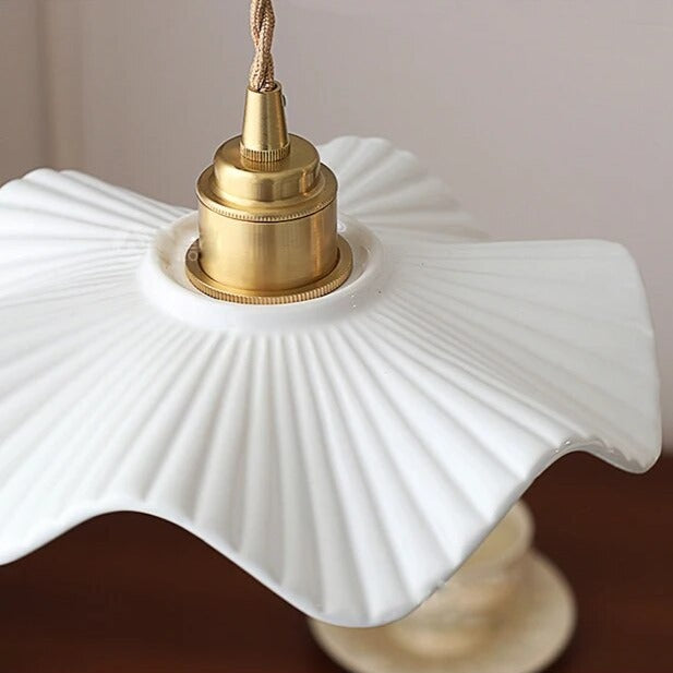 Keramische Hanglamp met Golvende Kap en Gouden Fitting