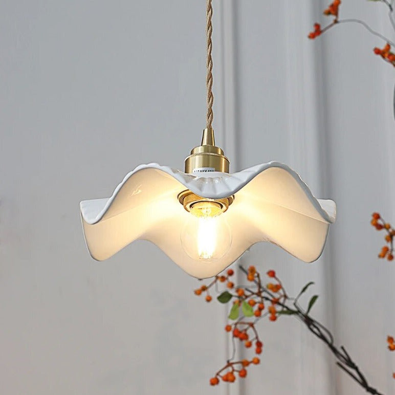 Keramische Hanglamp met Golvende Kap en Gouden Fitting